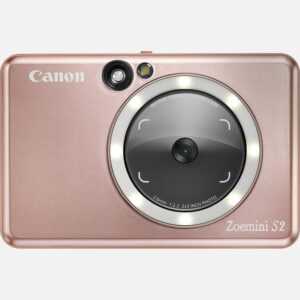 Der Canon Zoemini S2 ist eine Sofortbildkamera mit Mini-Fotodrucker der nchsten Generation, die mit Spiegel, Ringlicht, Fernauslser und Livebildansicht die perfekte Technologie fr Selfie-Liebhaber bietet. Werde kreativ und gestalte deine Fotos ber die Canon Mini Print App auf deinem Smartphone mit Filtern, Emojis und Text. Mit einer Akkuladung druckt der Canon Zoemini S2 bis zu 25 Fotos. Deine Lieblingsbilder kannst du auch auf einer microSD-Karte (nicht im Lieferumfang) speichern und sie spter ausdrucken praktisch, wenn das Papier knapp wird. Die selbstklebenden Fotos sind schnell gedruckt und ideal, um damit Gegenstnde zu personalisieren. Diese elegante und schlanke Sofortbildkamera mit Mini-Fotodrucker, die in Blaugrn, Perlwei und Rosgold erhltlich ist, ist der ultimative tragbare Begleiter und verfgt ber Effekt- und Rahmentasten fr Filter-Flair und coole Anpassungen. Vorteile Mit dieser 2-in-1 Sofortbildkamera mit Mini-Fotodrucker im Taschenformat kannst du sofort fotografieren und drucken Mit Spiegel und Ringlicht gelingen tolle Schnappschsse, die du auch noch mit Rahmen- und Effekten-Tasten verschnern kannst deine Favoriten hierfr kannst du ganz einfach mit der Canon Mini Print App festlegen Mit Bluetooth und der Canon Mini Print App kannst du direkt von deinem Handy auf dem Canon Zoemini S2 drucken oder die Livebildansicht verwenden, um deine Bilder mit coolen Effekten zu versehen oder zu einer Collage zusammenzustellen. Du setzt einfach einen 10-er Pack Zink Fotopapier mit Kleberckseite ein und kannst deine Lieblingsbilder ausdrucken und dann berall, wo du willst, hinkleben. Das schlanke und schmale Gert ist in den Farben Blaugrn, Perlwei und Rosgold erhltlich das ultimative tragbare Accessoire Die Zink-Drucktechnologie erzeugt wisch-, rei- und wasserfeste Drucke separate Tintenpatronen werden nicht bentigt Und zum Speichern der Aufnahmen kannst du eine microSD Karte (optional als Zubehr erhltlich) in den entsprechenden Slot des Zoemini S2 einsetzen Lieferumfang Canon Zoemini S2 Sofortbildkamera und Mini-Farbfotodrucker, Rosgold USB-Kabel Kurzanleitung und andere Dokumentationen Canon Zink Fotopapier (10 Blatt) + 1 SMARTSHEET Handschlaufe Technische Daten 10 Blatt Papierkapazitt – Ganz ohne Tinte Canon Zink Fotopapier im Format 5 x 7,6 cm Schick und leicht 188 g Modell in Blaugrn, Wei und Rosgold Bluetooth-Verbindung Fernauslsung und Livebildansicht Mit der Canon Mini Print App Smartphone-kompatibel iOS und Android 314 x 600 dpi Auflsung 8 Megapixel Kamera Untersttzung fr micoSD-Speicherkarten (die Speicherkarte ist optional als Zubehr erhltlich) Alle technischen Daten zeigen
